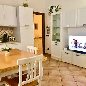 Appartement Exclusive Use- Uso Esclusivo - La Maison De Gioel - Entire House - Intera Casa - With Kitchenette - Con Cucinino - With Washing Machine - Con Lavatrice - Free Public Parking In Front Of The House - Parcheggio Pubblico Gratuito Difronte Casa, Olbia